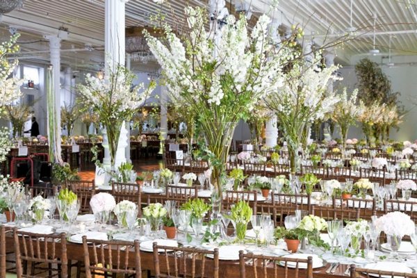 mariage idée de décoration extérieur table fleurs 