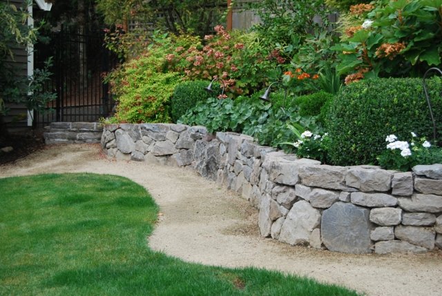 petit mur pierre beau jardin