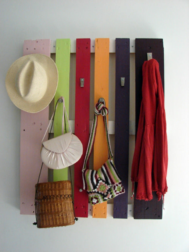 porte manteau mural en bois design palettes colorées idée bricolage