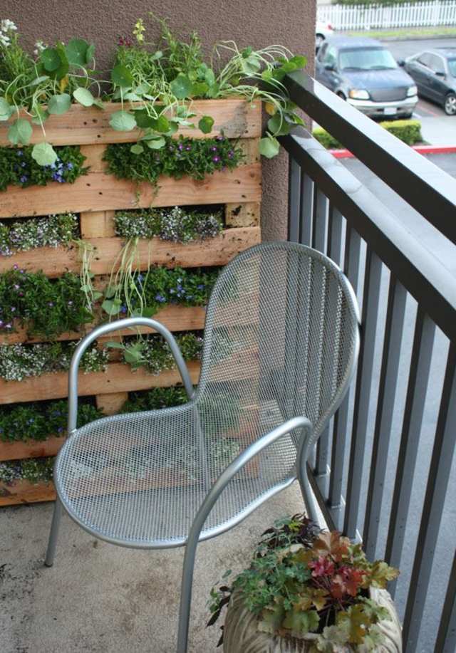 idée bricolage pot de fleurs chaise en métal idée recyclage palette