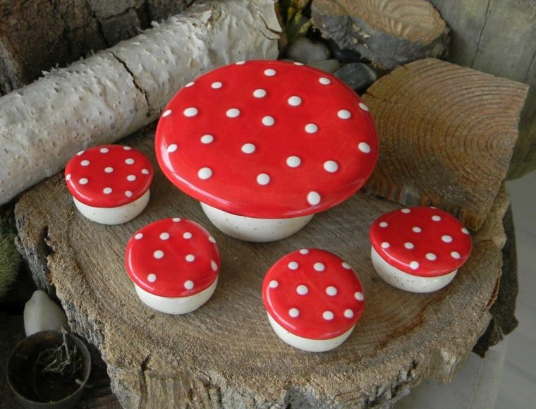 jardin déco figurines champignons rouges