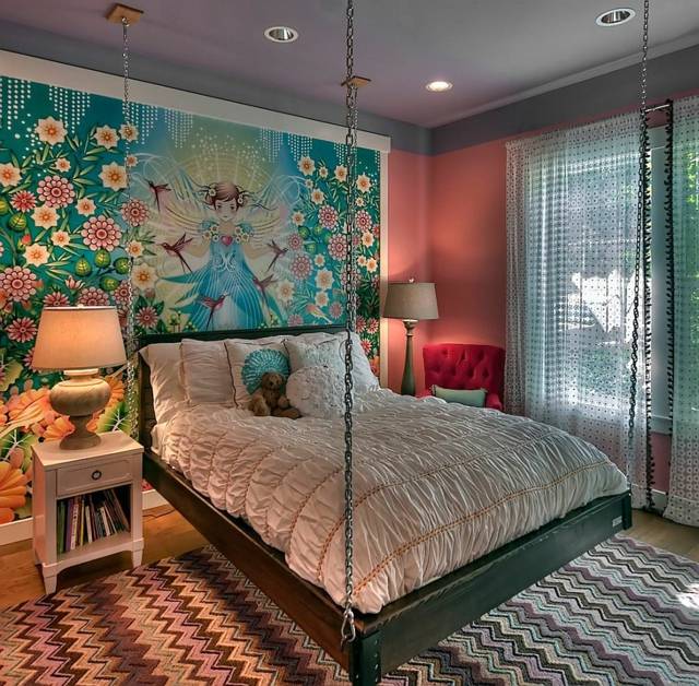 superbe chambre avec lit suspendu et déco murale détaillée