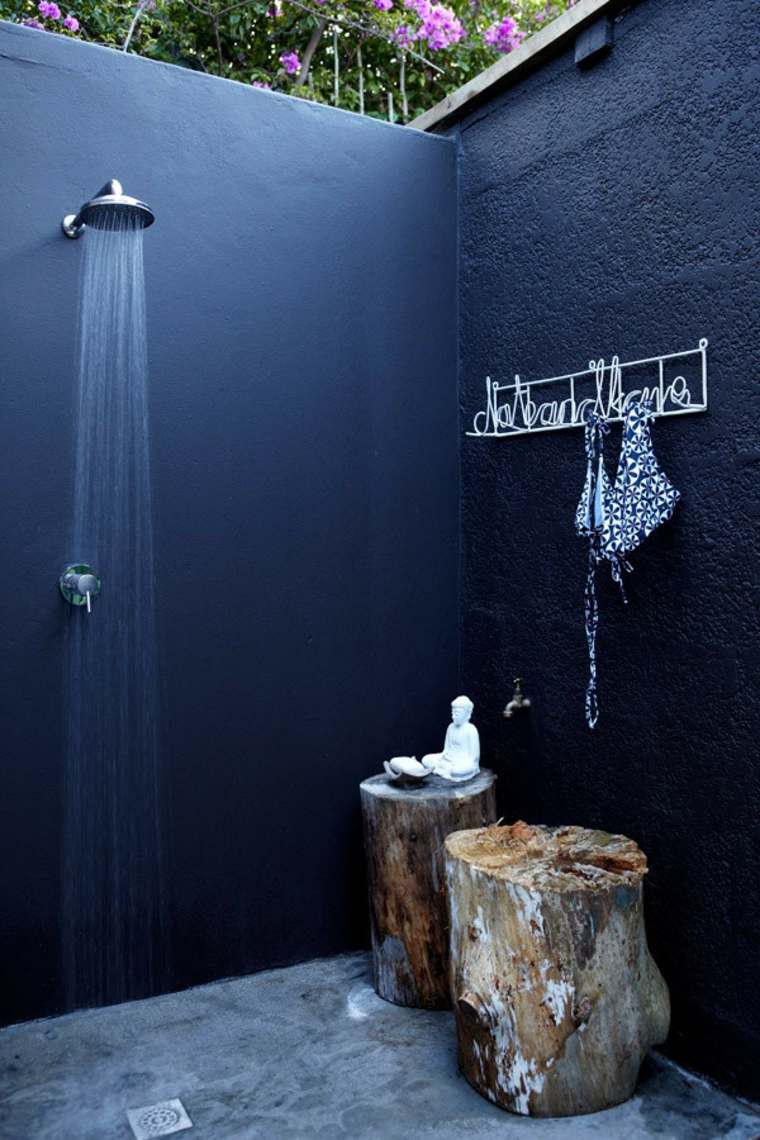 superbe salle de bain murs noirs