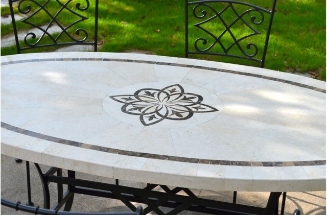 décoration de jardin pierre table mosaïque 
