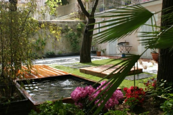 terrasse amenagée bassin plantes