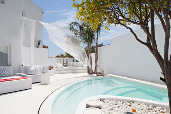 terrasse moderne blanc piscine