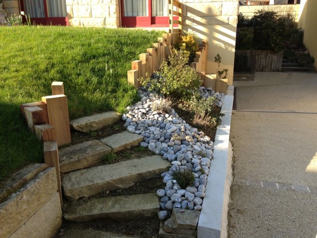 zoom petit jardin escalier pierres
