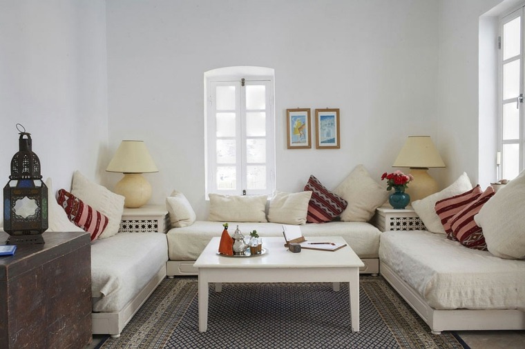 intérieur marocain salon tapis de sol canapé blanc table blanche basse 