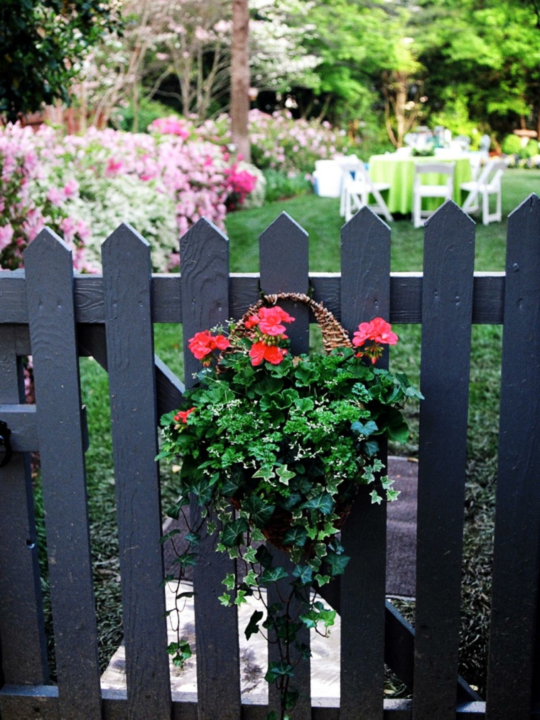 portail jardin bois noir clôture fleurs déco 