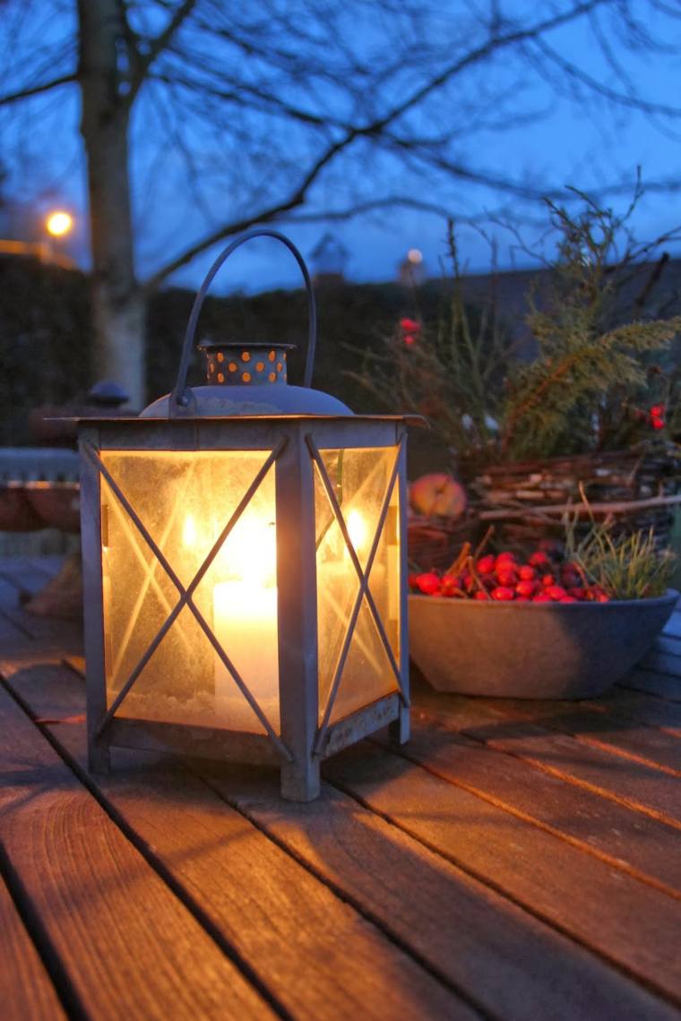 éclairage discret jardin idée bougie lanterne table bois 