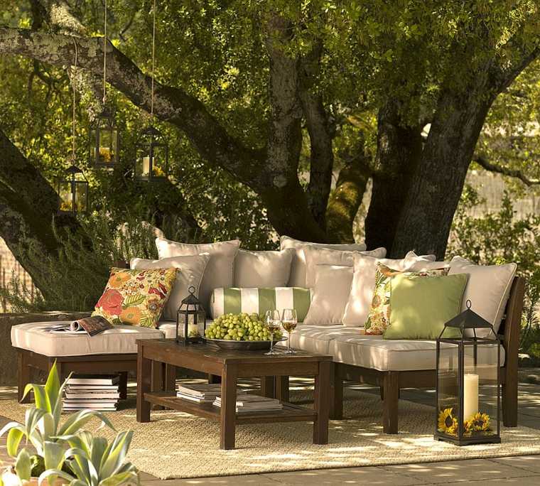 jardin éclairage lanterne suspendue fauteuil de jardin design canapé extérieur beige table en bois