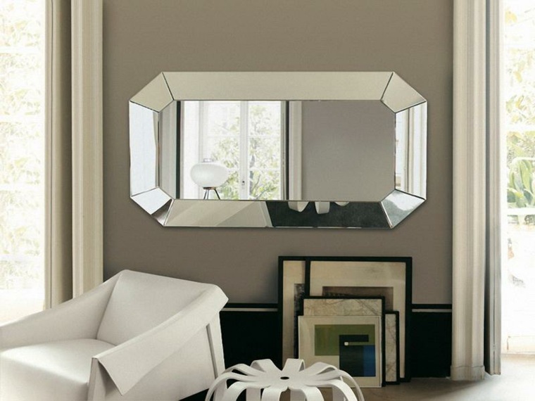 salle à manger mur miroir rectangulaire fauteuil blanc tabouret 