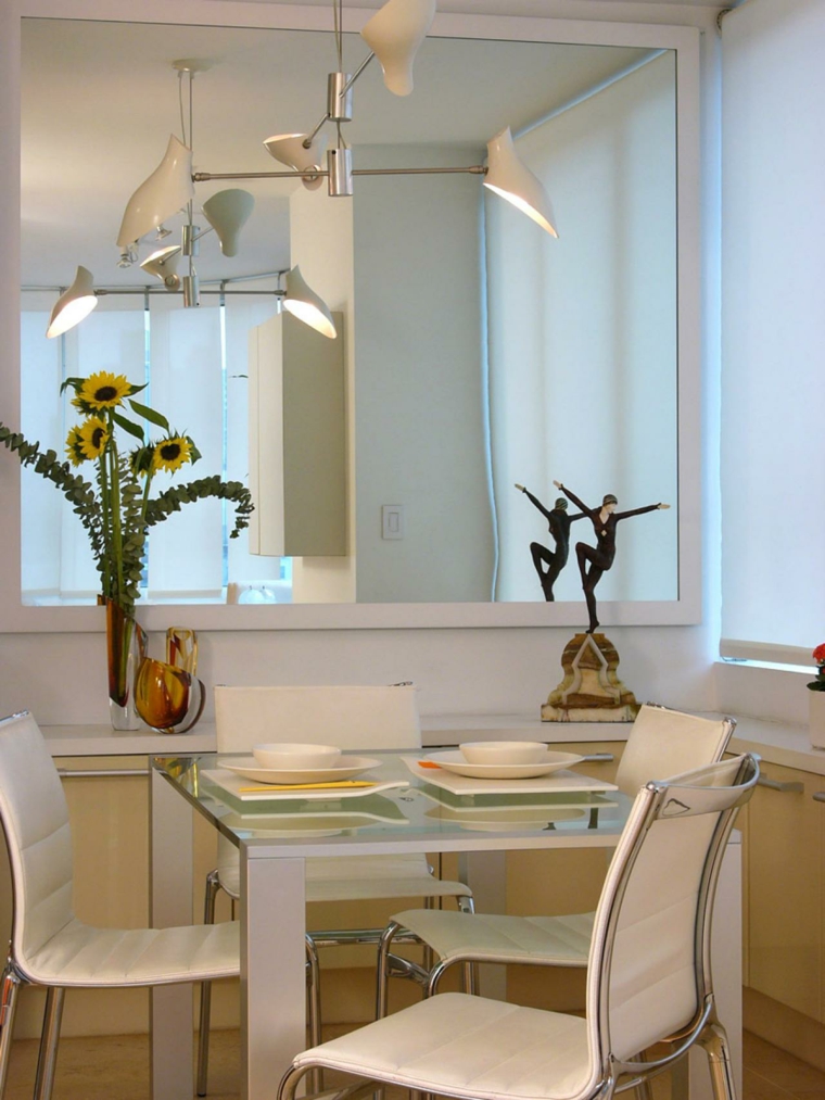 miroir salle à manger luminaire design chaise blanche confortable table à manger
