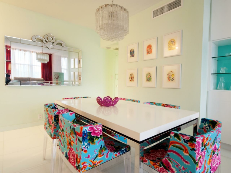 miroir salle à manger grande table blanche fauteuil motif floral 