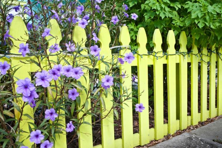 clôture bois jaune citroné original fleurs déco aménagement extérieur original 