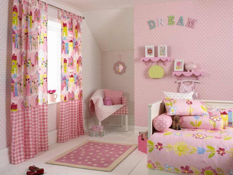 chambre fille déco rose tapis de sol fauteuil lit fleurs rideaux à motif