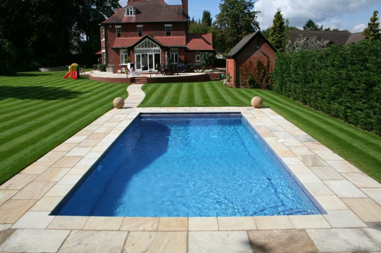 grand jardin avec piscine aménagement 
