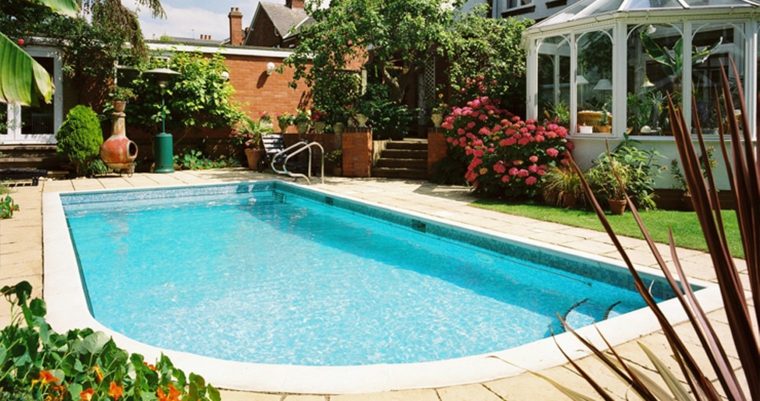 piscine béton moyenne jardin aménagement 