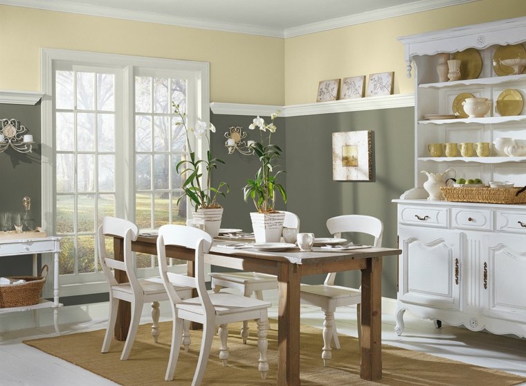 aménagement salle à manger murs gris table en bois chaise blanche