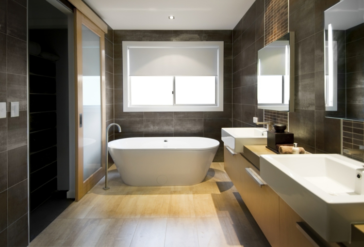 salle de bain luxe sol bois 