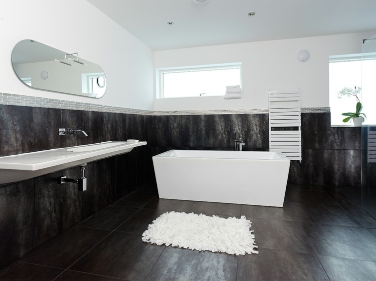 salle de bain noir et blanc baignoire
