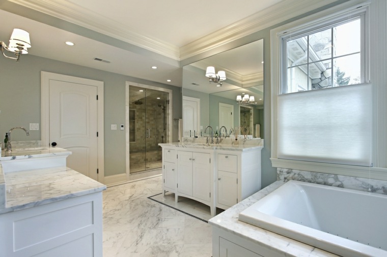 salle de bain marbre baignoire miroir