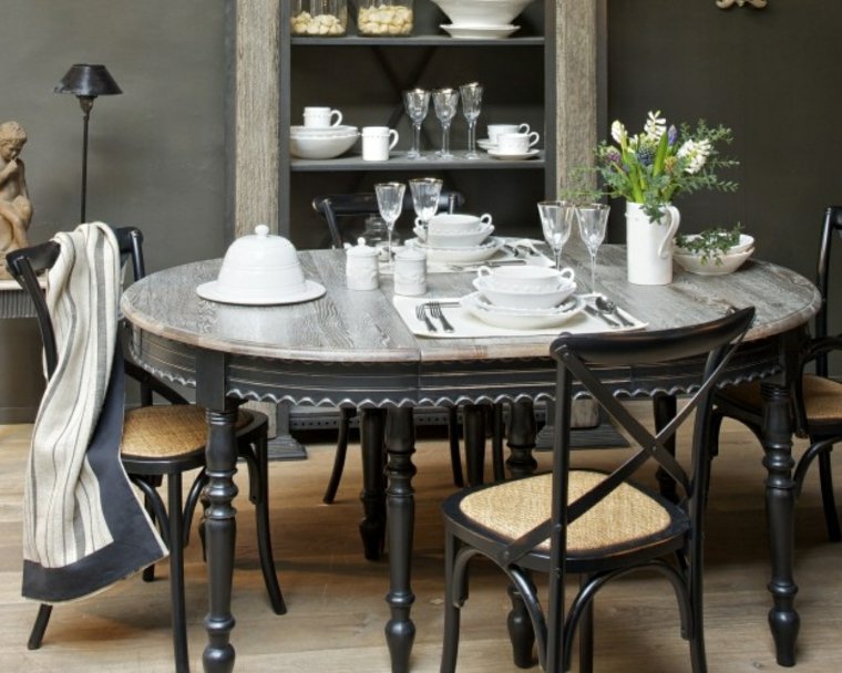 table à manger grise chaise noire boi déco fleurs