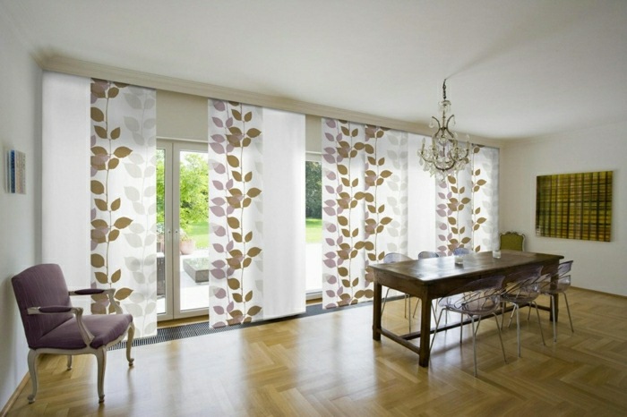 salon moderne sol bois rideaux motif florale