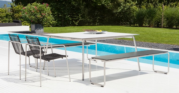 aménagement extérieur jardin terrasse piscine design table blanche chaise de jardin mobel fischer