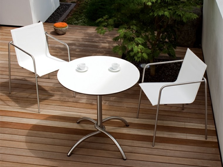 jardin aménagement table basse blanche chaise terrasse  table de jardin bois