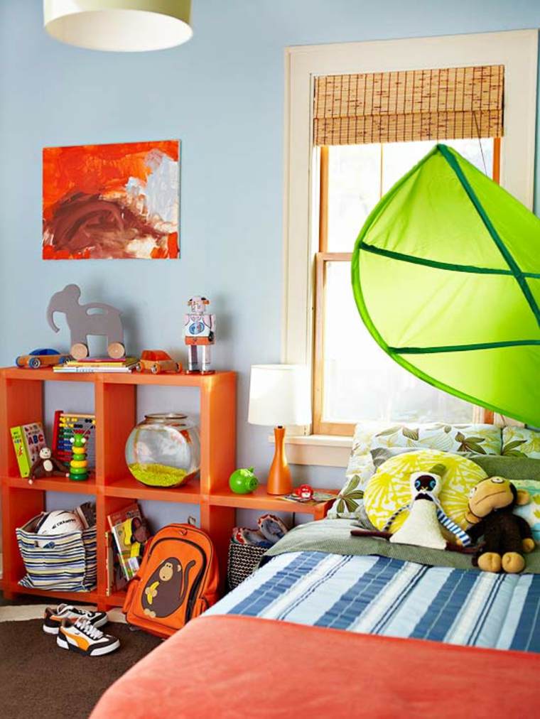 associer les couleurs chambre enfant idée bleu orange tableau lit