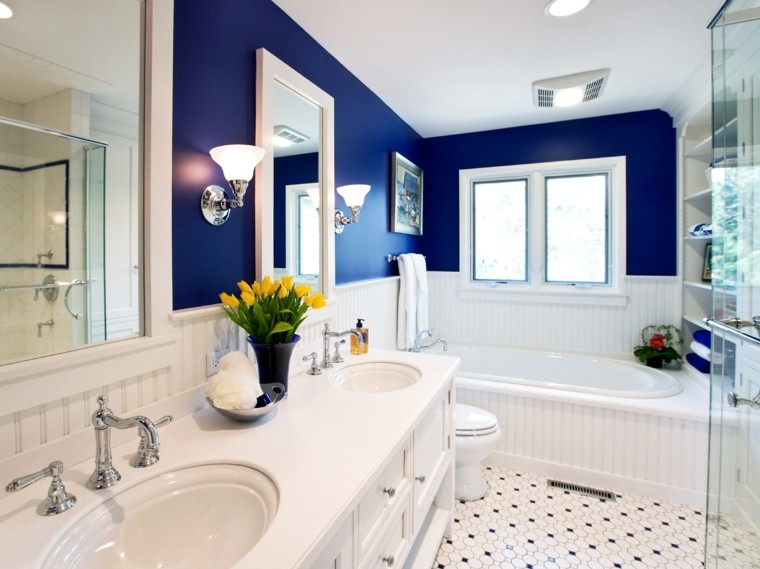 associer les couleurs salle de bains design noir blanc bleu déco fleurs