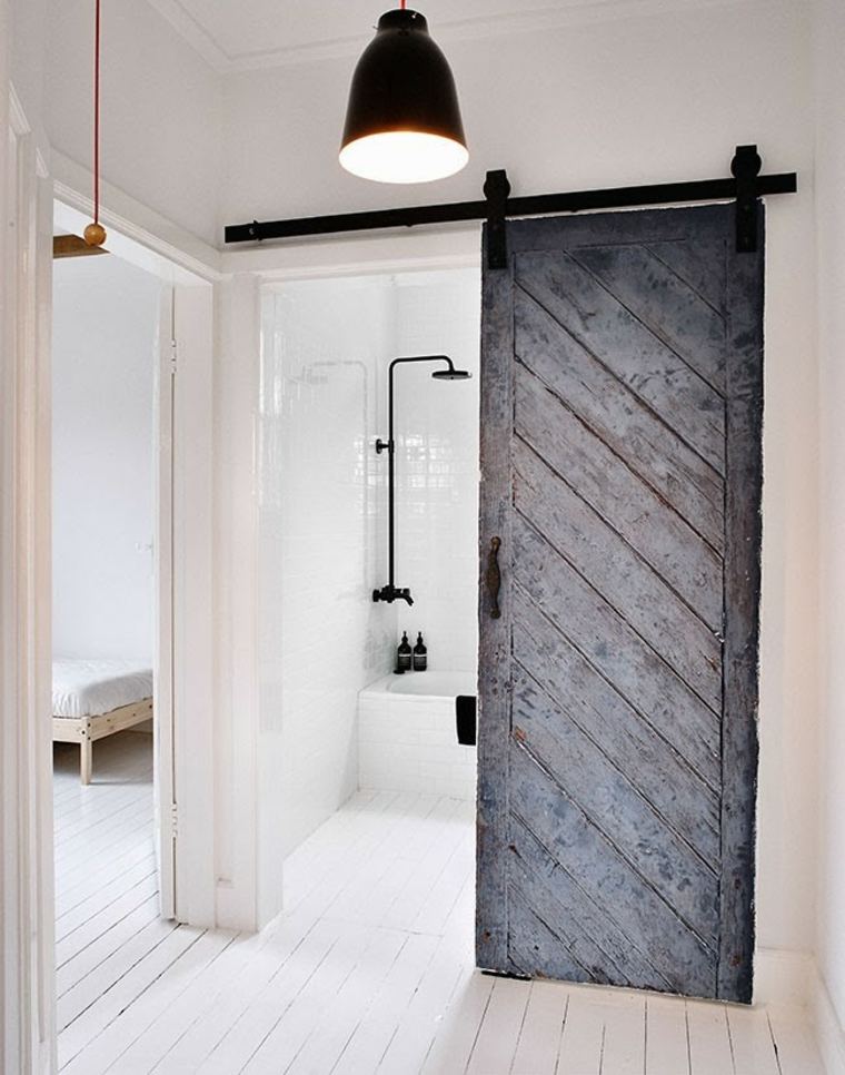 salle de bain porte bois design parquet blanc luminaire suspendu
