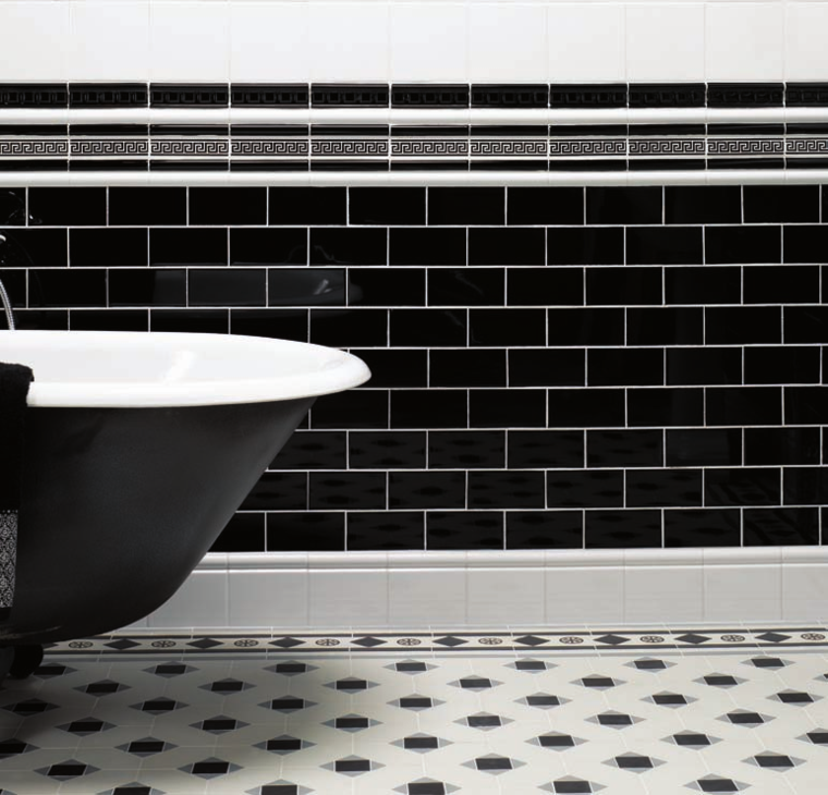 carrelage noir et blanc aménagement salle de bain vintage