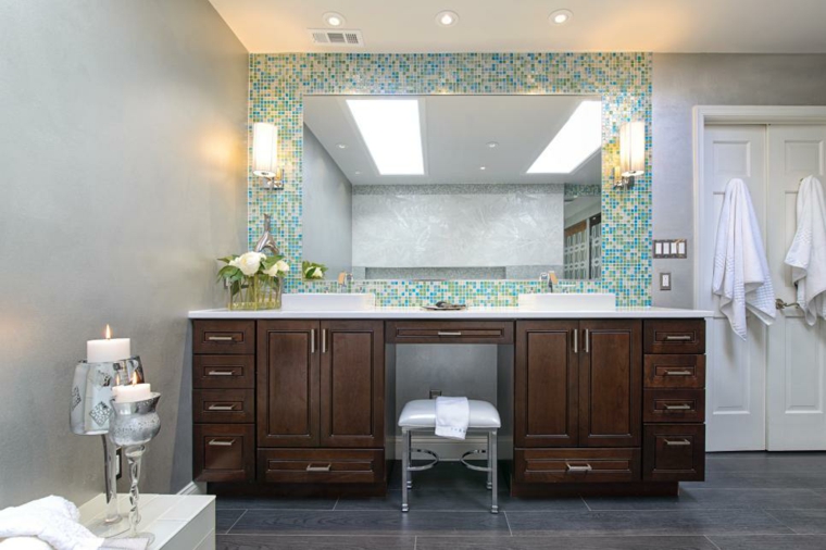 harmonie couleurs association meuble salle de bain bois tabouret blanc miroir 