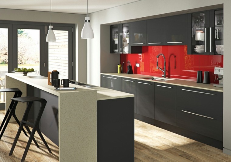 aménagement cuisine moderne rouge gris lampe suspendue design tabouret noir 