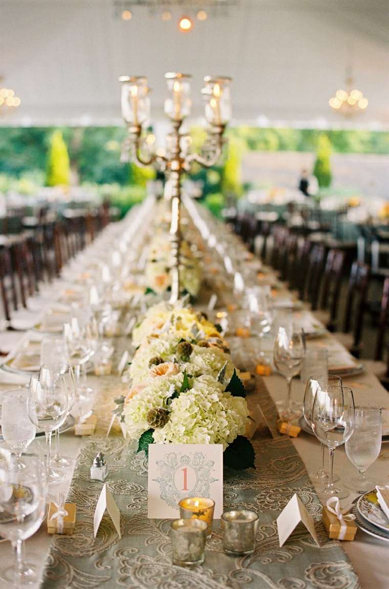 deco table mariage avec fleurs blanches gerbes pour table