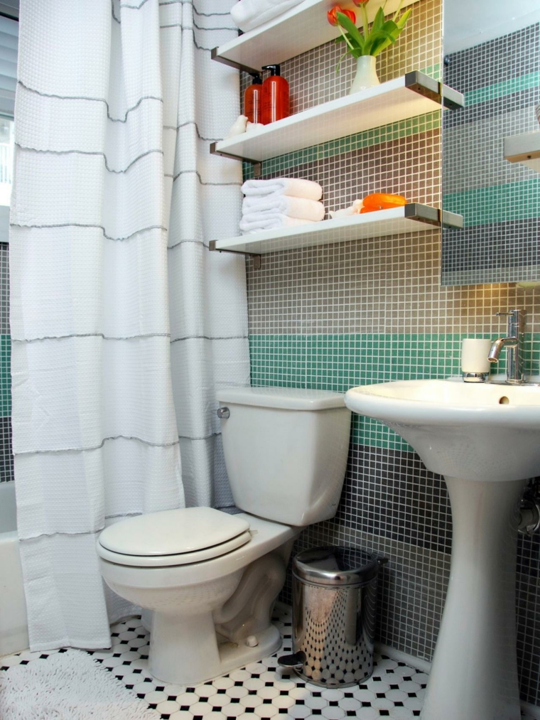 aménager salle de bain petite étagères toilettes carrelage noir blanc rideau