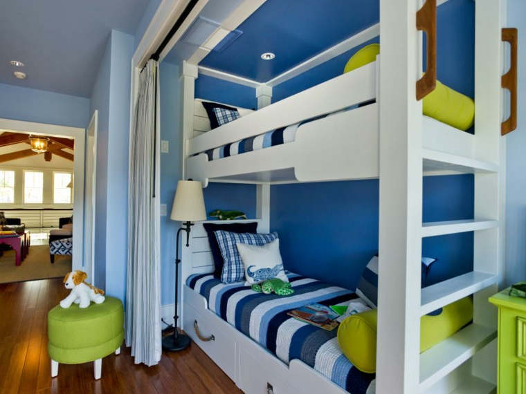 aménagement idée tapisserie design chambre à coucher bleu enfant