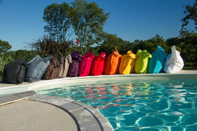 pouf de jardin coloris différent piscine aménagement extérieur jardin