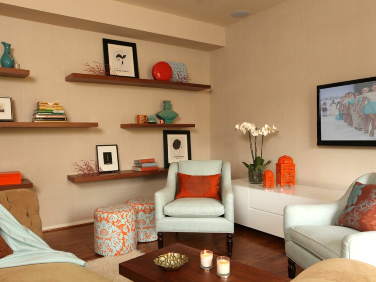 petit appartement idée aménagement fauteuil bleu orange étagères bois