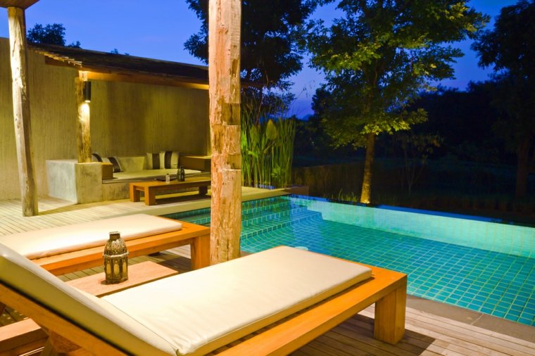 piscine et jardin luxe extérieur moderne aménagement terrasse chaise longue