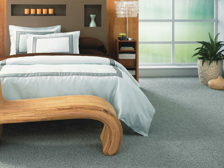 chambre à coucher tapisserie idée coussin blancs meuble bois 