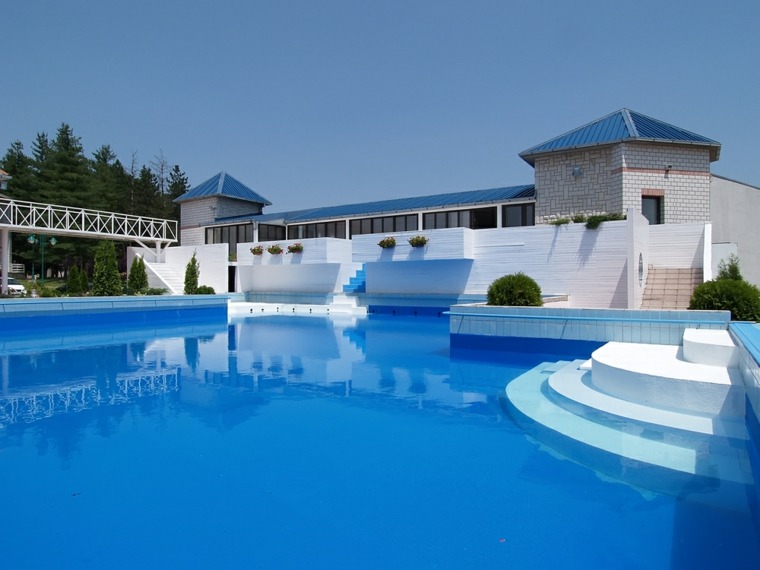 piscine-luxuese-design-maison