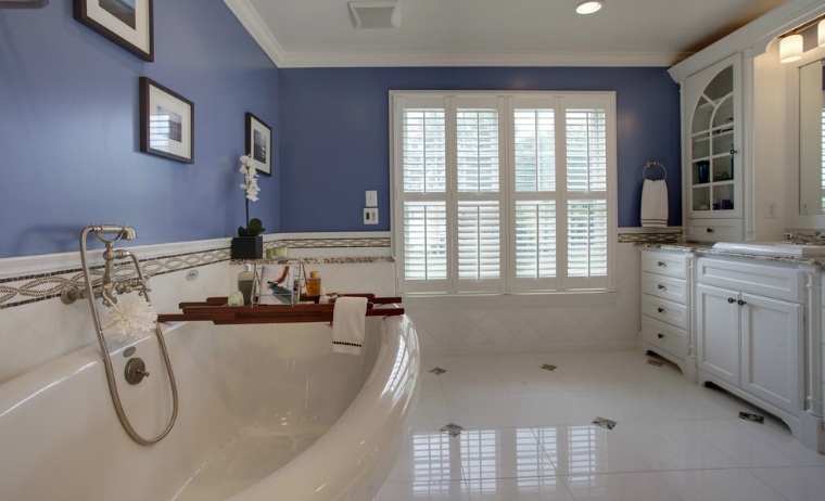 salles de bain blanc et bleu accessoires nautiques