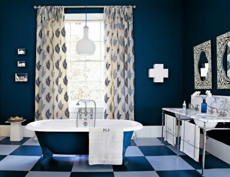 salles de bains déco bleu foncé idées baignoire