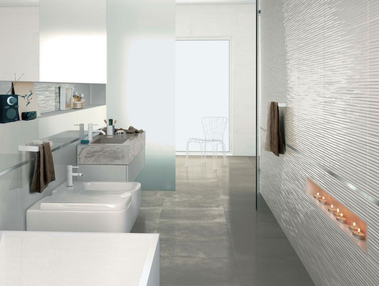 aménagement salle de bain revêtement sol mur baignoire gris blanc design