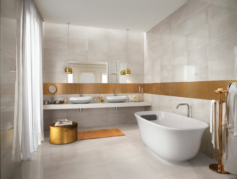 aménagement salle de bain idée carrelage blanc baignoire éléments dorés luminaire suspendu bois