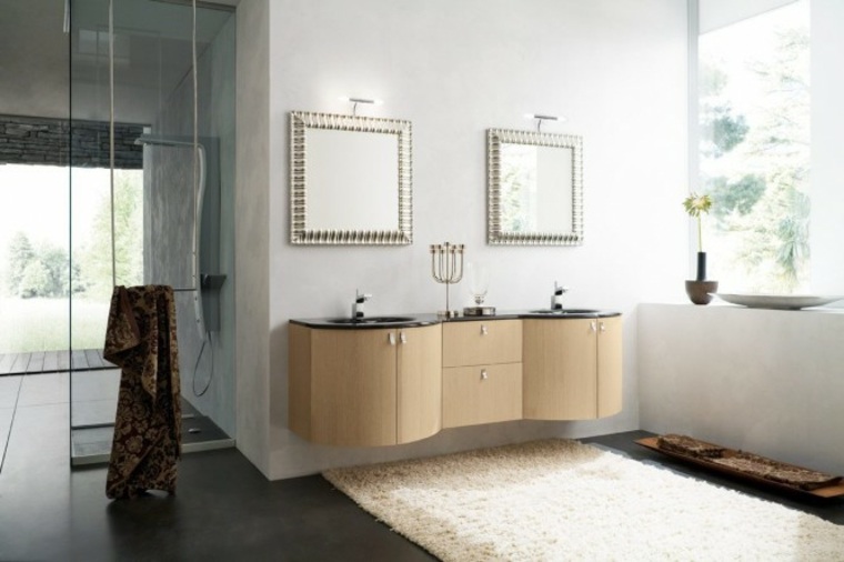 aménager salle de bain miroir carrelage gris meuble bois tapis de sol blanc
