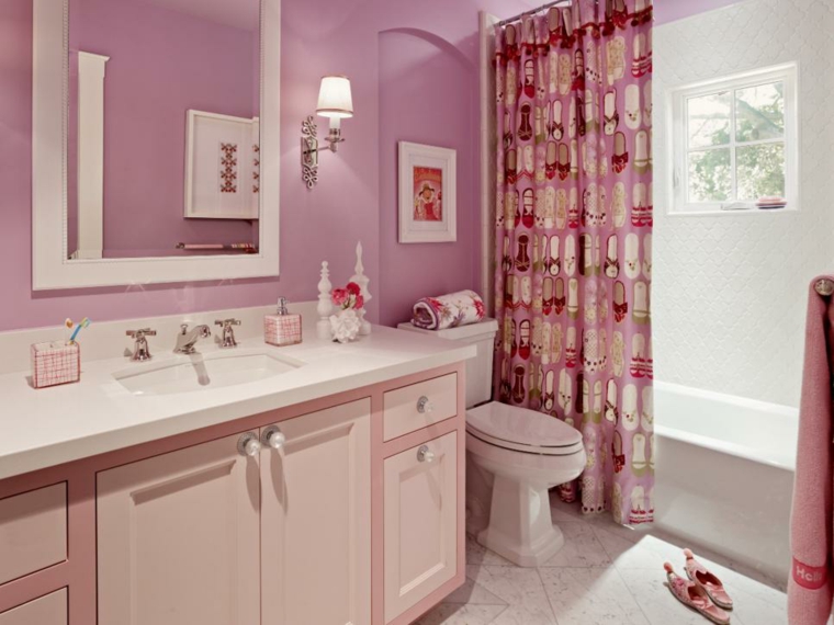 couleur salle de bain rose meuble bois toilettes rideau à motif déco mûr tableau